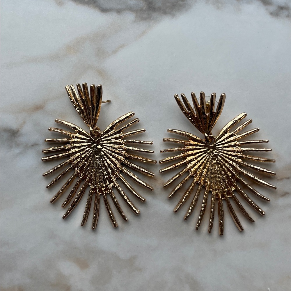 SHASHI Throne earrings in yellow gold